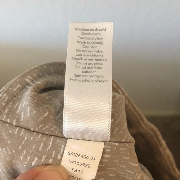 Athleta Salutation Stash Pocket Tight in Quail Tan Beige - Size Medium - Picture 8 of 8